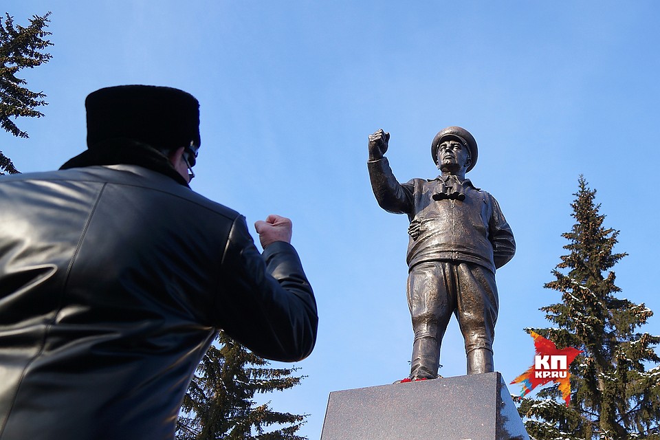 Сын создателя воздушно-десантных войск Василия Маргелова показывает кулак памятнику отца Фото: Алексей БУЛАТОВ