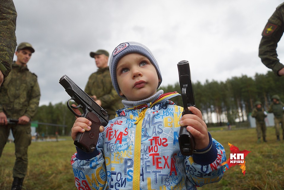 Мужские игрушки. Юный посетитель выставки «Армия 2016» на танковом полигоне в Екатеринбурге Фото: Алексей БУЛАТОВ