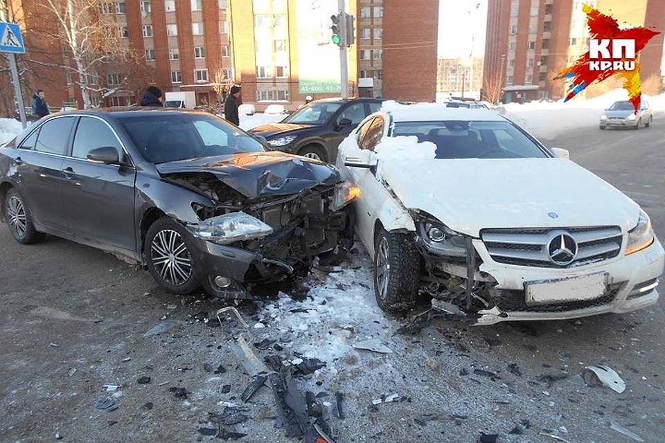 При столкновении автомобилей Mercedes и Toyota в Воткинске пострадала 29-летняя женщина