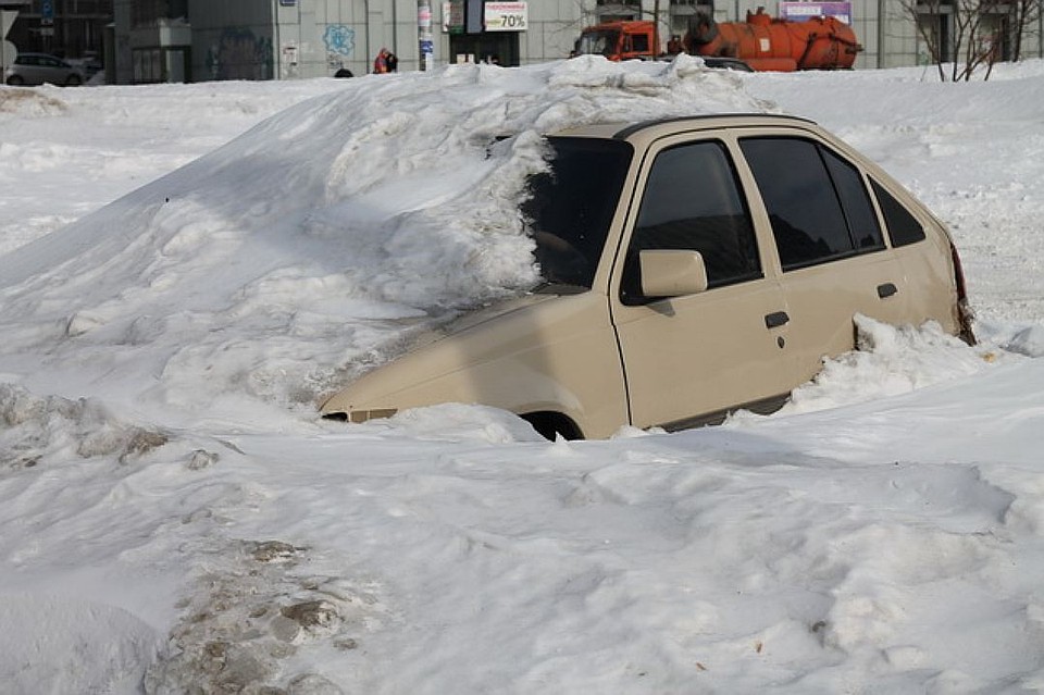 Водителям рекомендуют иметь в багажнике автомобиля лопату и цепи противоскольжения.