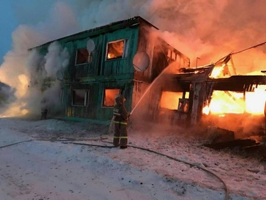 Пожар в жилом многоквартирном доме в Надымском районе тушили почти 8 часов 89.mchs.gov.ru