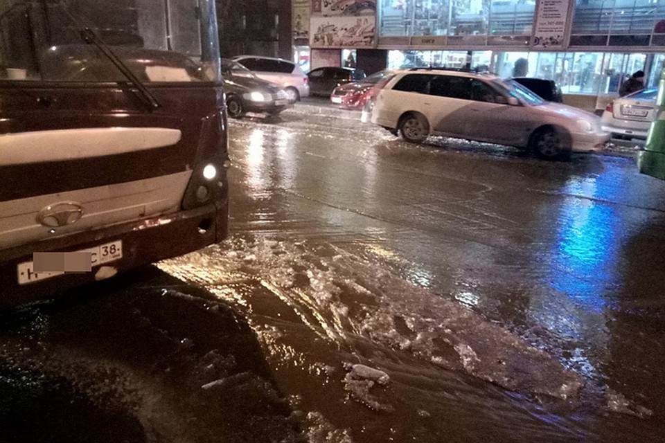 Водопровод прорвало на улице 2-Железнодорожная в Иркутске. Фото: группа "ДТП 38RUS" В Контакте.