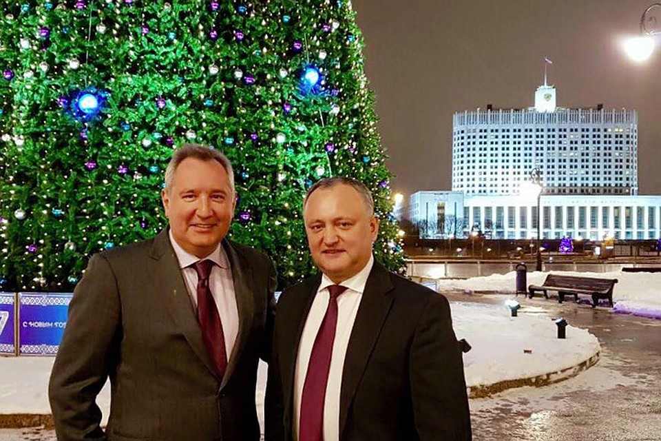 Это фото в своём фейсбуке Игорь Додон подписал так: "Вместе с Рогозиным Дмитрием Олеговичем завершили подготовку к завтрашним переговорим на высшем уровне. Все будет хорошо."