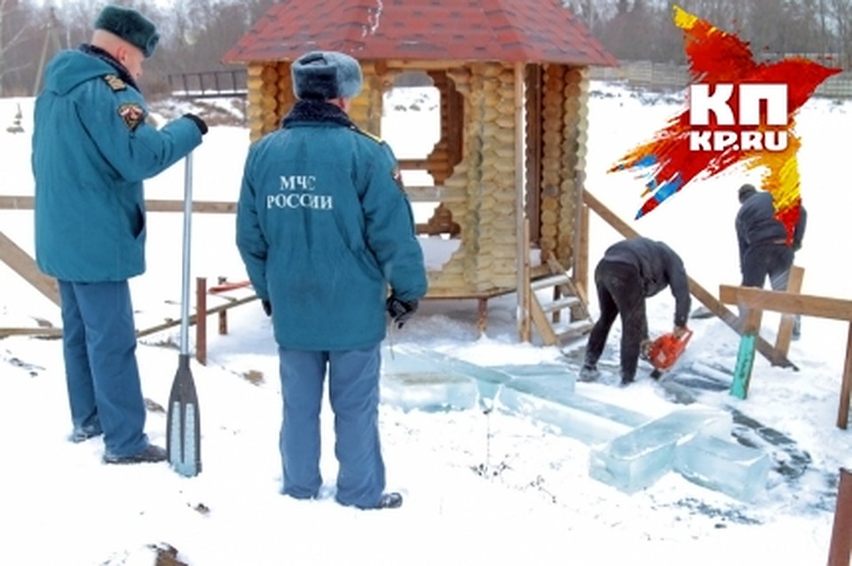 Сотрудники МЧС проверяют купель в Красном бору