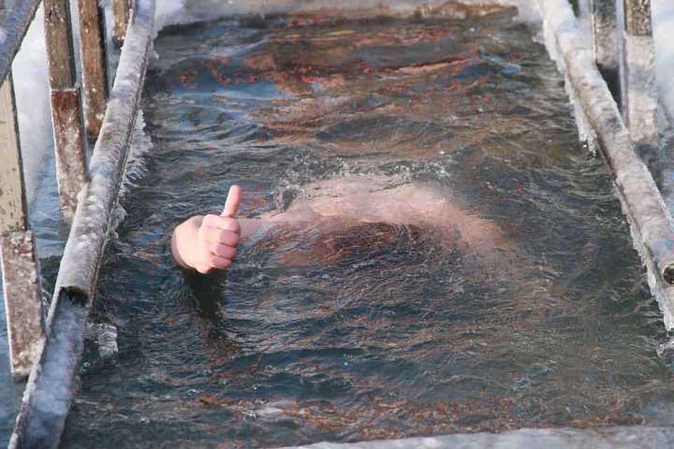 Тысячи волгоградцев 19 января вошли в ледяную воду, чтобы совершить традиционный обряд.