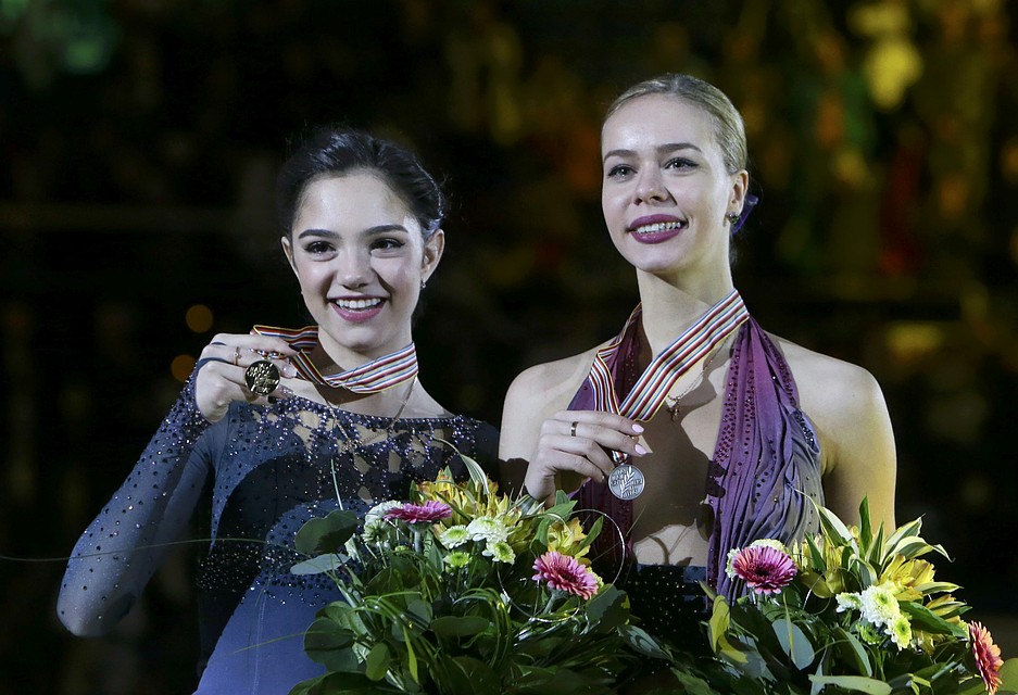 Евгения Медведева (слева) - чемпионка, Анна Погорила - вице-чемпионка Европы. Победный дубль россиянок!