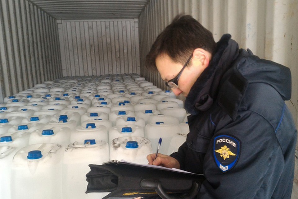 Организаторам подпольного цеха по производству суррогатного алкоголя в Иркутске, предъявлено обвинение. Фото: ГУ МВД России по Иркутской области.
