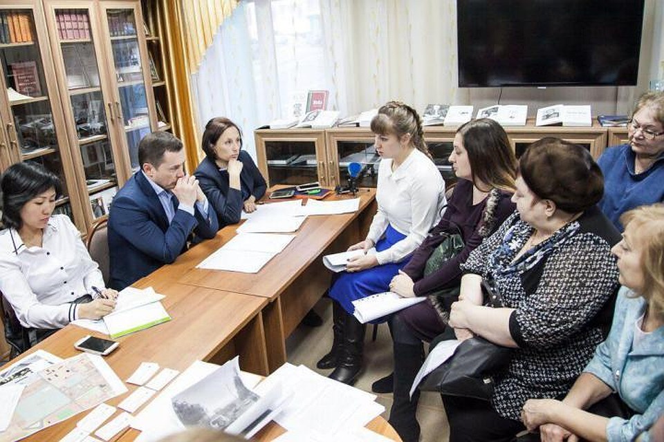 Мэр города Дмитрий Бердников обсудил этот вопрос с жителями микрорайона Первомайский. ФОТО: пресс-служба администрации Иркутска