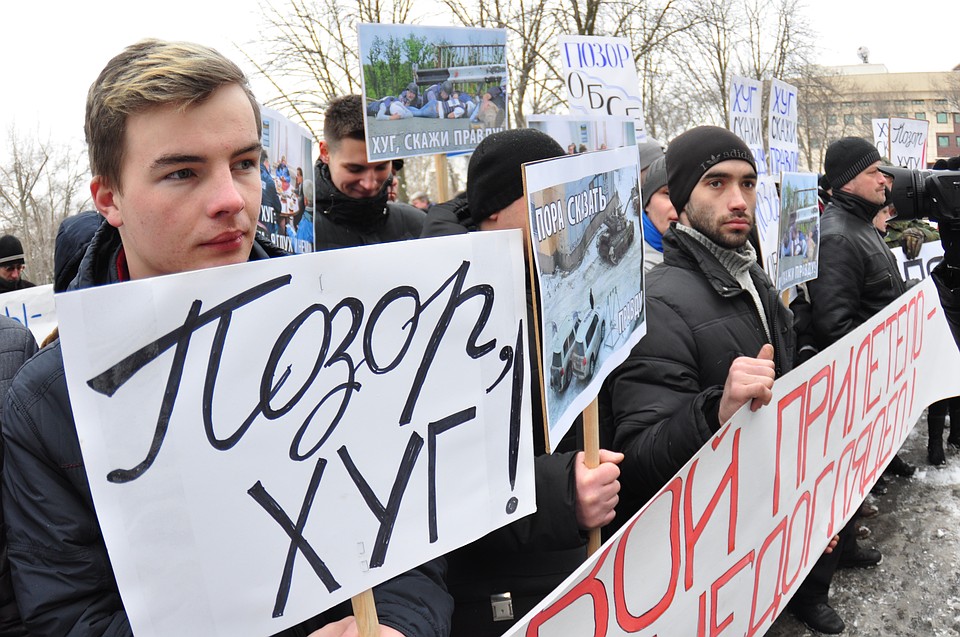 У отеля, где проживают наблюдатели ОБСЕ, митинги собираются не первый раз. 15 февраля дончан поразила "слепота" вокруг Трудовских. ФОТО: Юрий СОБОЛЕВ