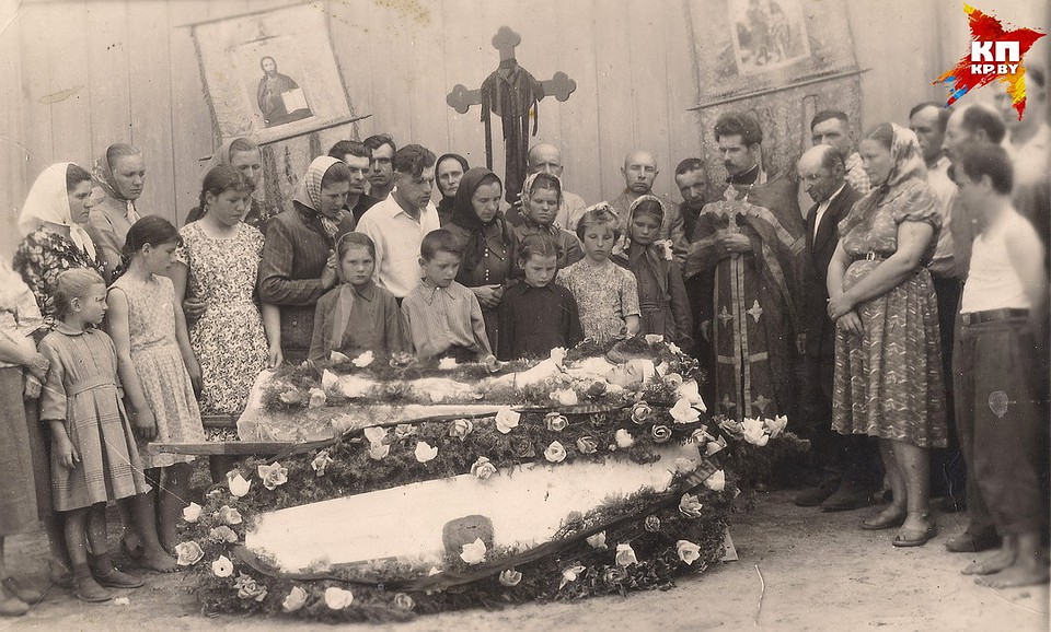 На фото 1963 года из деревни Домачево Брестского района видно босых детей. Фото: из архива Людмилы Козловской.