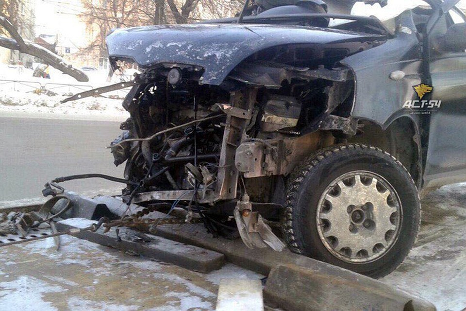 В аварии пострадали четыре человека.