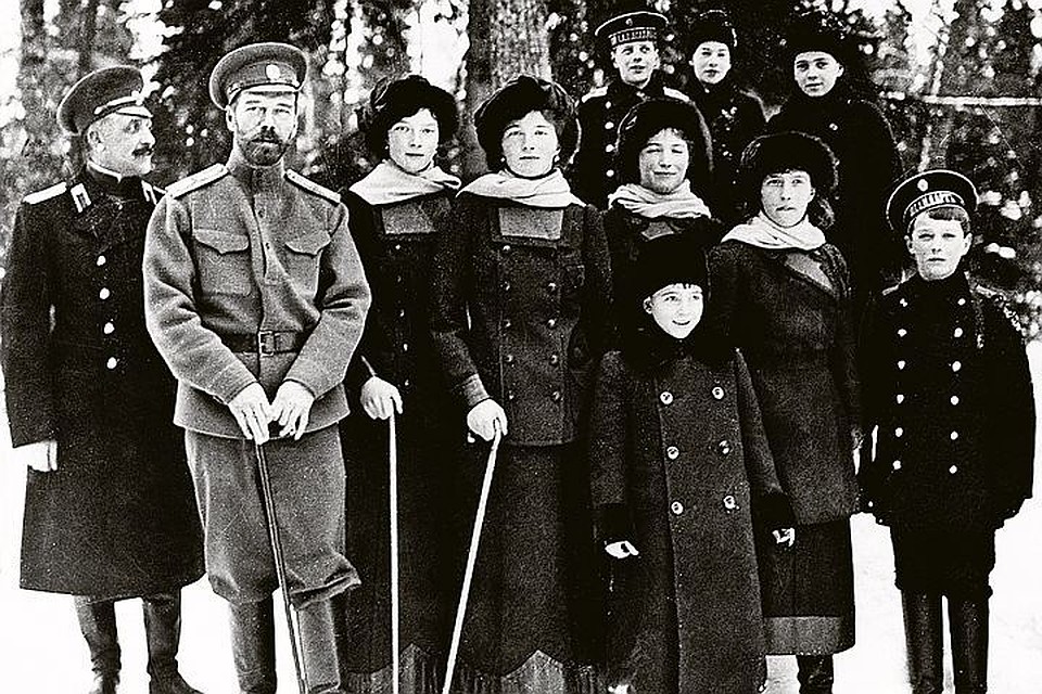 Николай II в Царском Селе вместе со своими детьми и племянниками после отречения от престола в марте 1917 года. На фото слева направо: офицер, приставленный к царской семье, Николай II, великие княжны Татьяна, Ольга, Мария, Анастасия, цесаревич Алексей. На переднем плане - князь Василий Александрович. На заднем плане: князья Никита, Ростислав и Дмитрий. Князья - дети сестры царя Ксении. Фото: Corbis via Getty Images