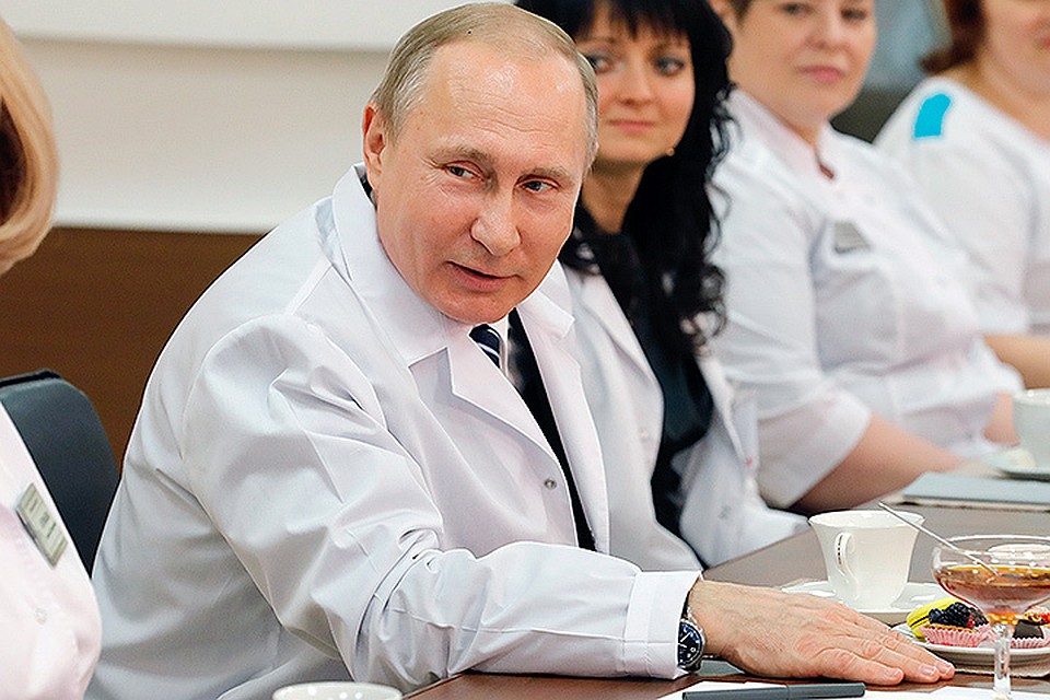 Президент РФ Владимир Путин во время общения с коллективом нового современного перинатального центра городской больницы № 1. ФОТО Михаил Метцель/ТАСС