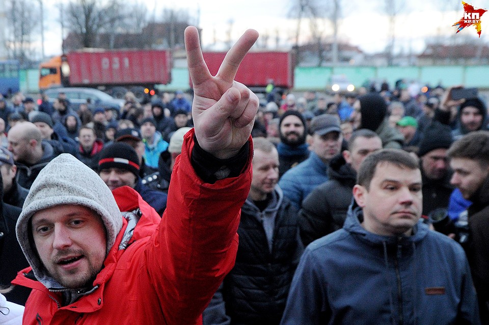 На главной площади Молодечно собралось больше 400 человек.