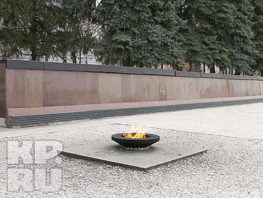 У Задонского шоссе, где оборону держала 60-я армия генерал-майора Черняховского, после ожесточенных боев осталась братская могила. После того как сюда перенесли останки советских воинов из других захоронений, здесь теперь покоятся около десяти тысяч наших солдат и офицеров. До конца 60-х на этом месте возвышался скромный металлический обелиск с пятиконечной звездой на вершине. Открытие памятника Славы состоялось 24 января 1967 года - накануне 24-й годовщины со дня освобождения города от фашистов.