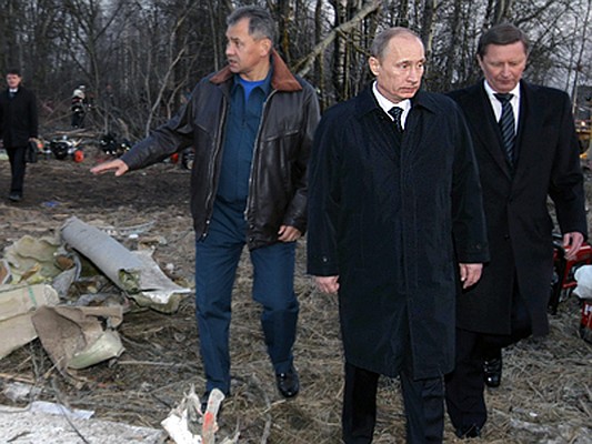 Глава правительства РФ Владимир Путин (в центре), министр по чрезвычайным ситуациям РФ Сергей Шойгу (слева) и вице-премьер РФ Сергей Иванов (справа) осматривают место падения польского правительственного самолета Ту-154 в районе аэродрома "Северный" под Смоленском.