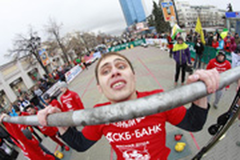Челябинцев научили носить девушек и прыгать до изнеможения