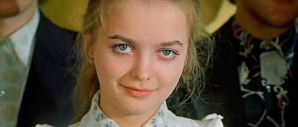 Наташа начала сниматься в кино с 14 лет. Она жила в Москве, на Ленинском проспекте, и режиссеры из «Мосфильма» частенько предлагали симпатичным ребятам сниматься в кино. Чуть позже в ее школу пришли из съемочной группы режиссера Меньшова и отобрали ее в фильм «Розыгрыш», где она сыграла с Дмитрием Харатьяном. Пара так гармонично смотрелась в кадре, что им обоим прочили звездное будущее. Но родители Наташи строго-настрого запретили дочери больше сниматься: по их убеждению, девочке из приличной семьи следовало получить более презентабельную профессию. Режиссер: Владимир Меньшов В ролях: Дмитрий Харатьян, Евгения Ханаева, Наталья Вавилова, Андрей Гусев, Александр Жильцов, Николай Константинов, Арсен Михайлов, Евдокия Германова, Олег Табаков, Наталья Фатеева, Зиновий Гердт, Владимир Меньшов, Гарри Бардин.