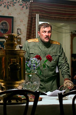 В экранизации знаменитого романа Михаила Булкакова в роли Алексея Турбина снялся Константин Хабенский, а в роли Мышлаевского – его друг Михаил Пореченков. Примечательно, что эти же роли друзья играют на сцене МХТ им.Чехова в спектакле «Белая гвардия» в постановке Сергея Женовача.