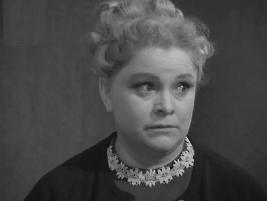 После смерти третьего мужа Алабяна, Людмила Целиковская связала свою жизнь с режиссером скандально известного Театра на Таганке Юрием Любимовым. Познакомились они давно, еще в театральном училище. Потом вместе работали в Театре имени Е. Вахтангова, а в 1945 году снялись в фильме «Беспокойное хозяйство. Хотя Целиковская и Любимов не оформляли официально свои отношения, вместе они прожили двадцать лет. Именно Людмиле Васильевне Любимов обязан тем, что стал знаменитым режиссером. Она помогала ему создавать Театр на Таганке, она же составляла репертуар, давала профессиональные советы актерам.