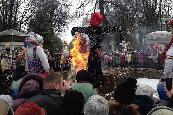 В воскресенье, 13 марта, в Брянске праздновали Масленицу: зиму провожали, весну встречали.