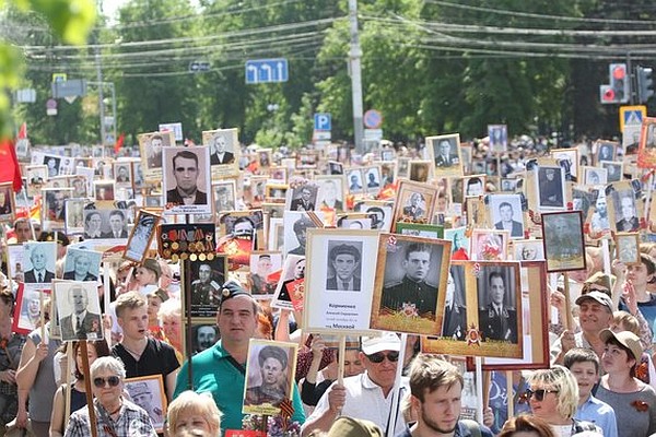 Шествие "Бессмертный полк" в этом году собрал рекордное количество участников - 49 720.