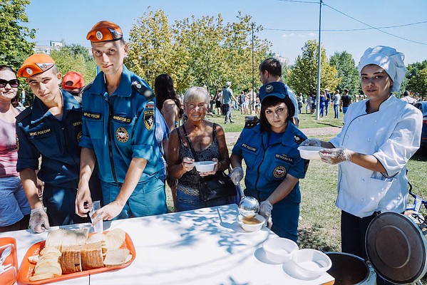 А вкусной ухой всех накормили из полевой кухни самарского управления МЧС России