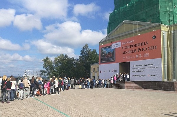 В Пермской художественной галерее открылась выставка «Сокровища музеев России». Это уникальная возможность для пермяков увидеть редкие картины Айвазовского, Левитана, Крамского - художников, имена которых в России знает каждый. В первый же день у входа в художественную галерею выстроилась очередь из желающих увидеть произведения великих мастеров
