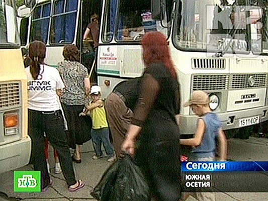 Женщины и дети садяться в автобусы, чтобы эвакуироваться из столицы республики. Фото: АП