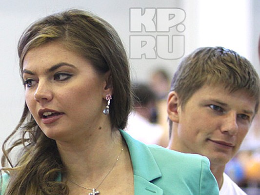 На открытие центра олимпийской подготовки юных гимнастов гости прибывали под звуки оркестра и детские аплодисменты. Тренер по художественной гимнастике Ирина Винер, футболист Андрей Аршавин, фигурист Антон Сихарулидзе, гимнастка Алина Кабаева…Столько известных людей одновременно маленькие спортсмены увидели впервые. Фото Ильи СМИРНОВА.