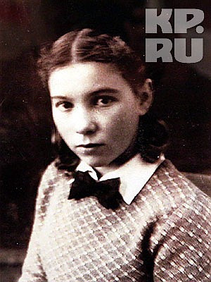 Фотографии, дневники, письма. Несколько платьев, туфельки, статуэтки. Нательный католический крест, подаренный Папой Римским Иоанном Павлом II. Все это ненадолго привезли из Горбачев-фонда в Музей политической истории, чтобы вспомнить историю Раисы Горбачевой.