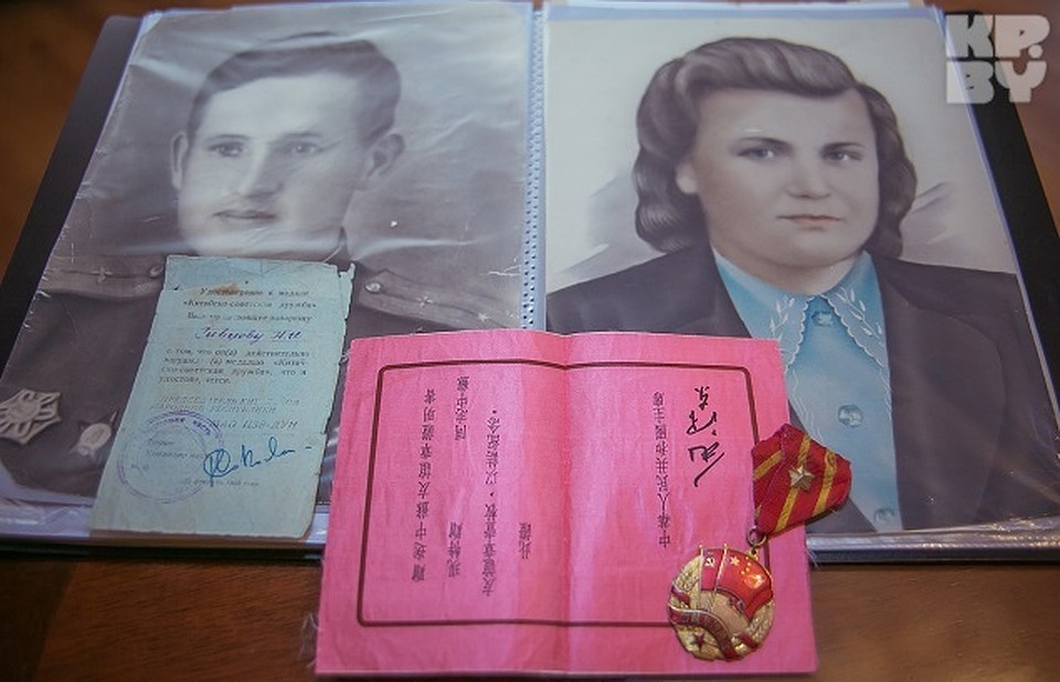 Военного летчика наградили орденом Китайско-советской дружбы. Фото: Игорь БУБЛИКОВ