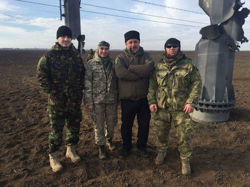 Ленур Ислямов вместе с другими активистами так называемой блокады позирует на фоне поверженной опоры ЛЭП. Фото: Facebook/Амина Окуева