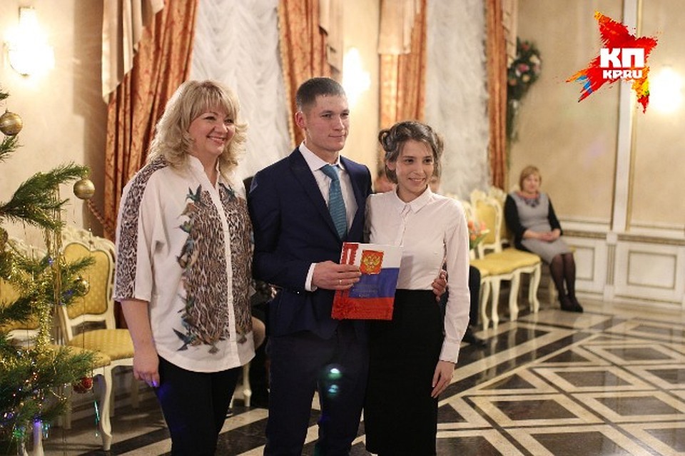 Молодых поздравляла Юлия Пономарева, начальник управления загс Фото: Роман ЗЛОБИН