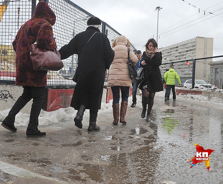 Прыжки по лужам в районе метро "Динамо". Фото: Михаил ФРОЛОВ