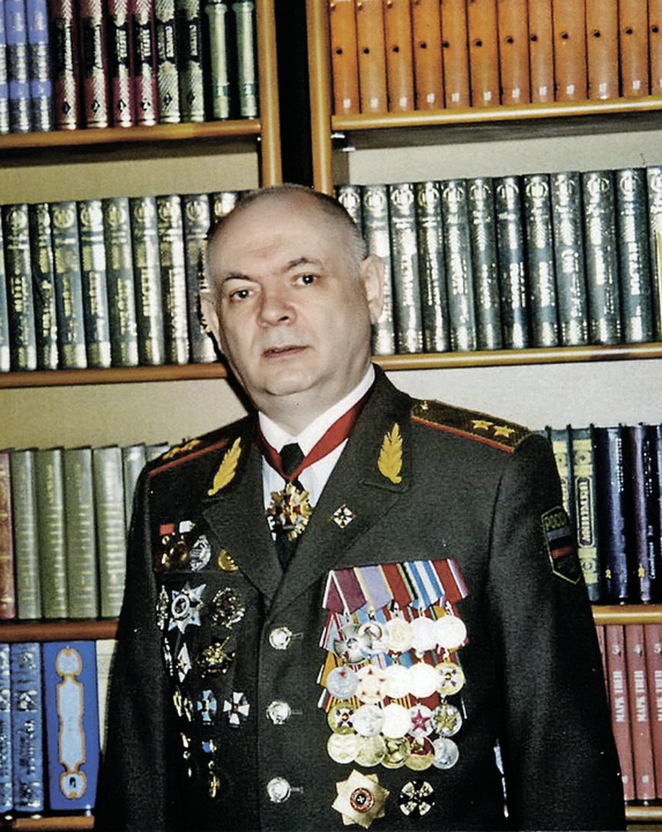 Генерал-лейтенант Алексей Савин. Необычная награда на шее - Почетный знак общественной организации «Российская академия естественных наук». Фото: Личный архив