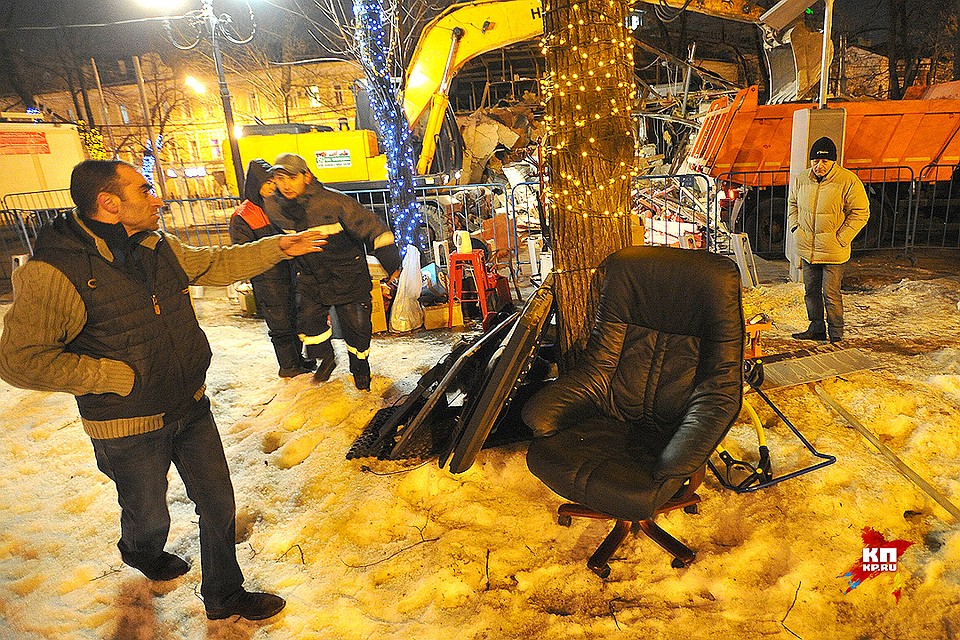 Коммерсанты поспешно выносят своё добро из сносимых строений. Фото: Виктор ГУСЕЙНОВ