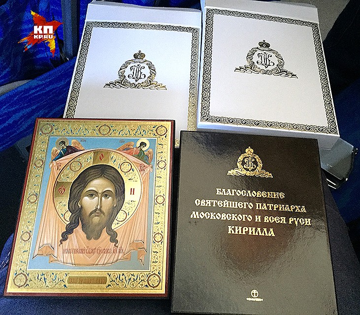 На прощание Патриарх подарил всем иконки со своим благословением. Фото: Елена ЧИНКОВА