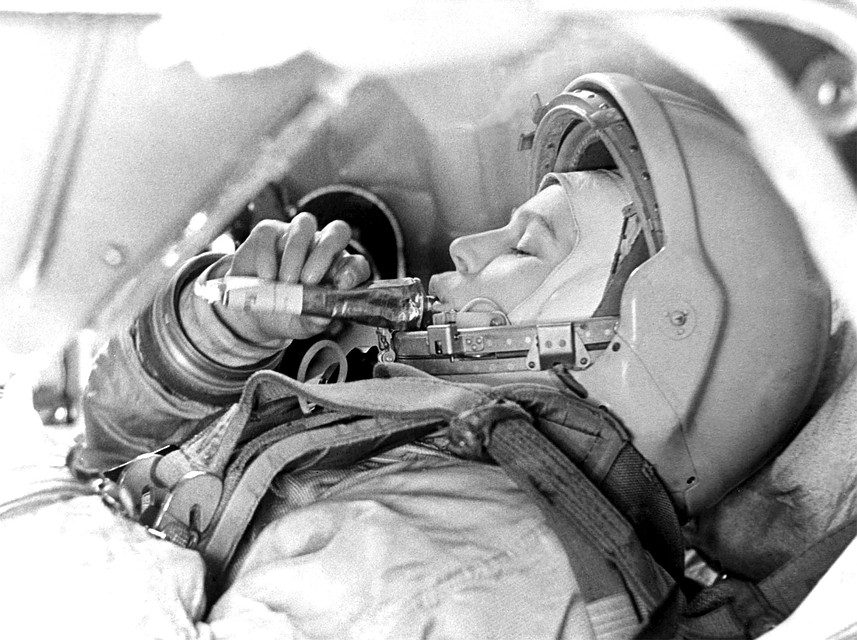 Космонавт Валентина Терешкова на тренировке в 1963 году. Фото Б.Смирнова /Фотохроника ТАСС/.