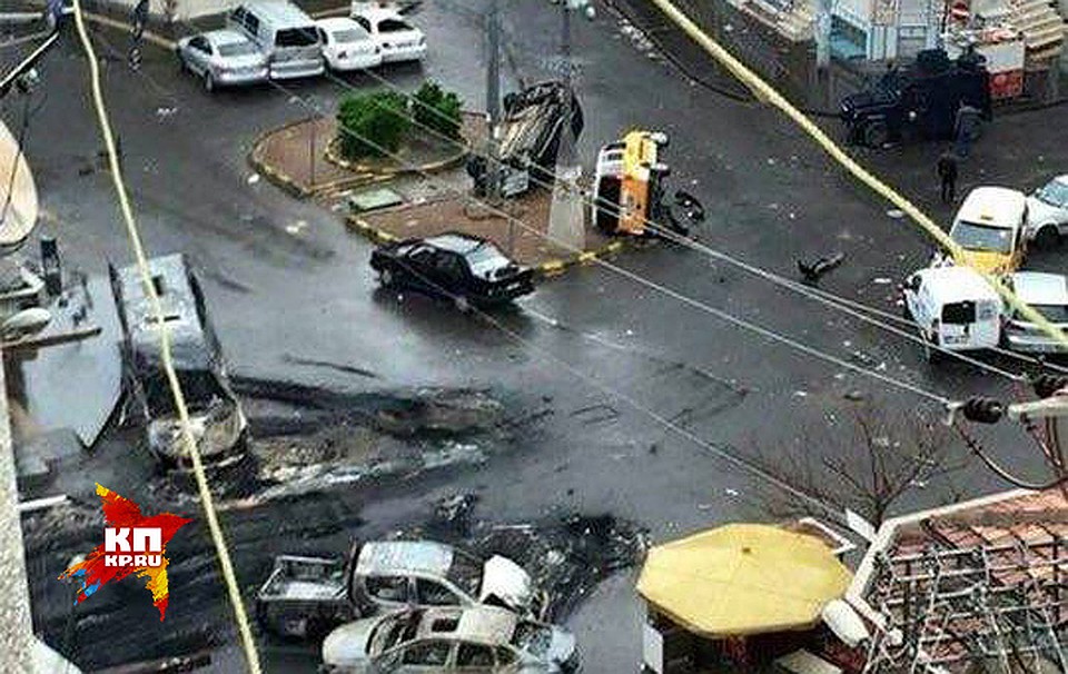 Некогда оживленный перекресток - в заброшенных автомобилях. Справа вверху - стоит турецкий броневик.