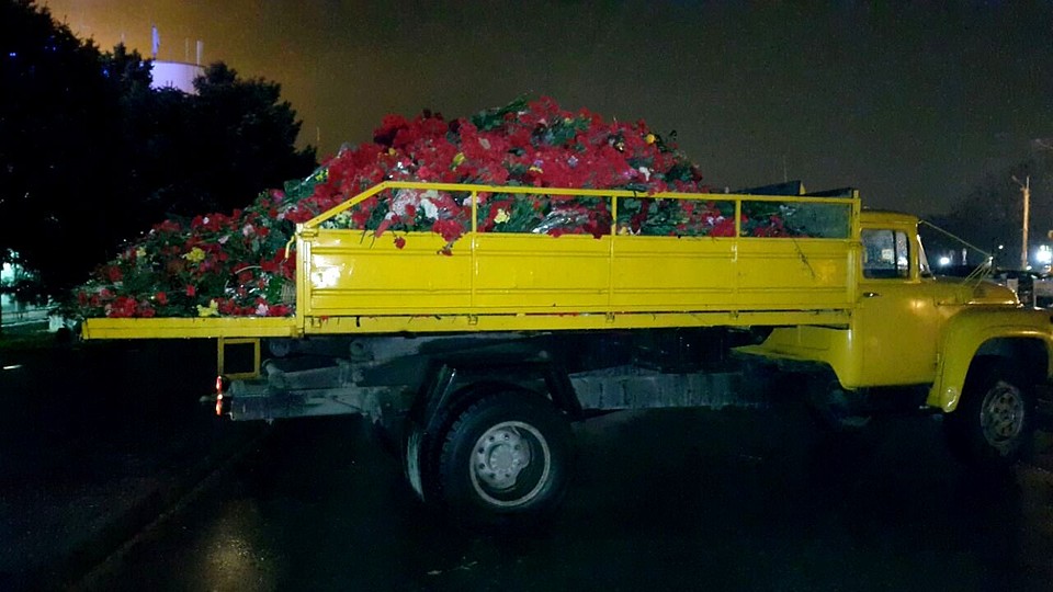 Цветы увозят. Фото пользователя ВК Igor Alizade.