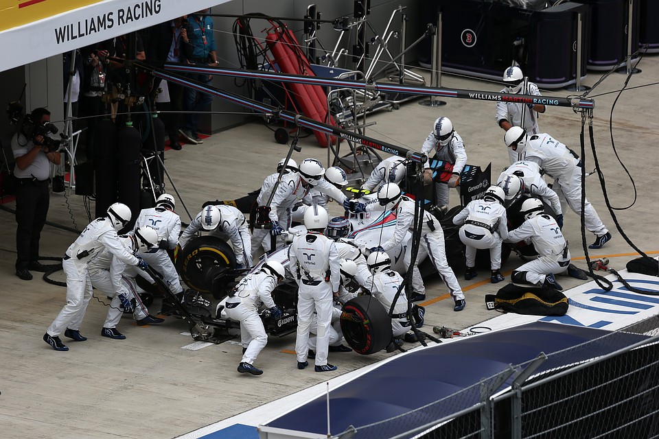 Высшее мастерство техников можно увидеть с главных трибун. Фото sochiautodrom.ru