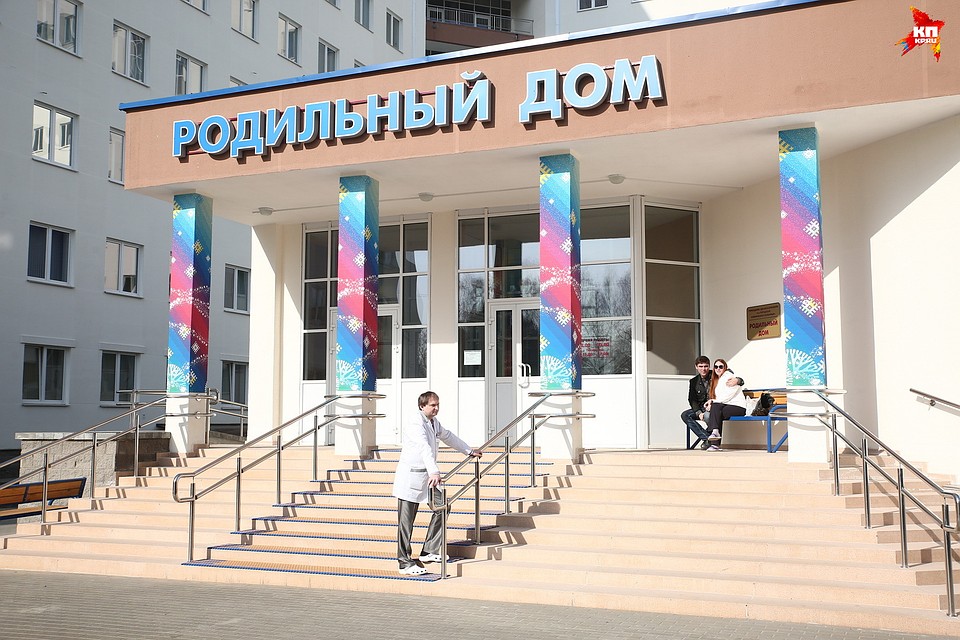 Снежинки на входе в роддом скоро заменят на летние ромашки. Фото: Виктор ГИЛИЦКИЙ