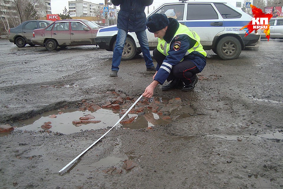 Из-за ужасного состояния покрытия, Госавтоиснпекция ограничила движение уже на нескольких главных улицах города. Фото: Ксения УГЛАНОВА
