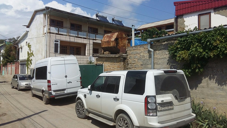 У дома родителей Джамаллы стоят несколько иномарок - в гости приехади друзья и родственники. Фото: Анастасия КУРДЮКОВА