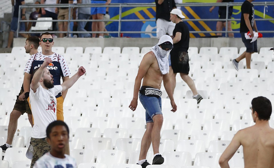 Беспорядки на трибунах «Велодрома» начались сразу по окончании матча. Фото: REUTERS