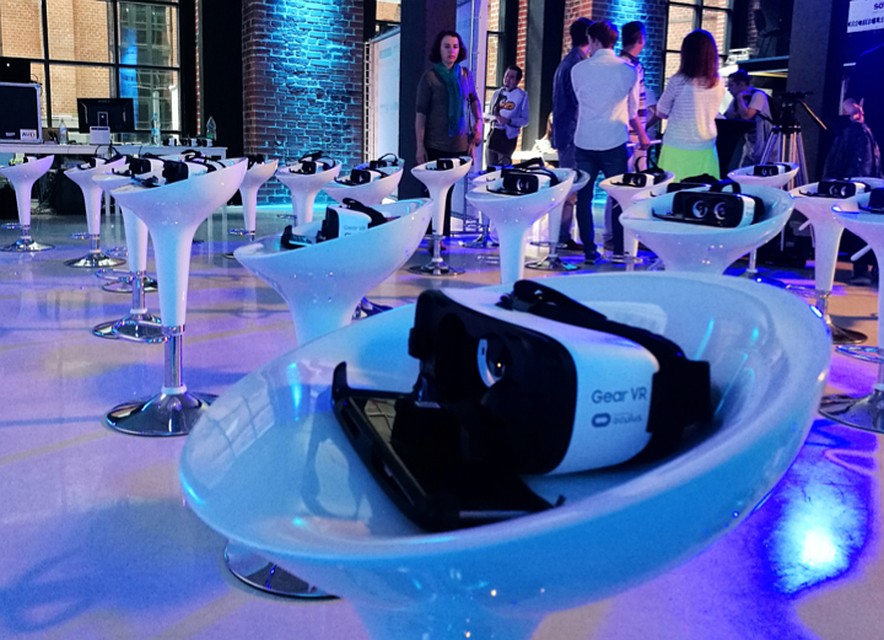 Показ фильмов фестиваля будет проходить на оборудовании Samsung – шлемов Gear VR со смартфонами S7