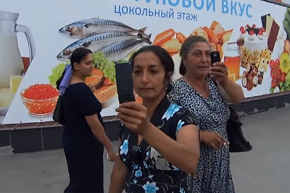 Тут табор решил: лучшая защита от людей с камерами это фотонападение. Фото: кадр с видео