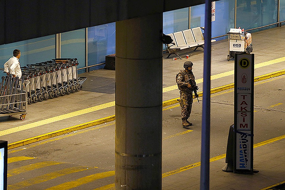 Военнослужащий турецкой армии у здания аэропорта в Стамбуле. Фото: REUTERS