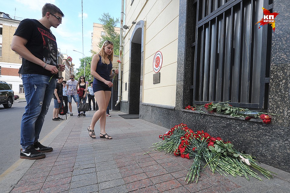 Москвичи возложили цветы у посольства Турции в память о жертвах взрывов в Стамбуле Фото: Михаил ФРОЛОВ